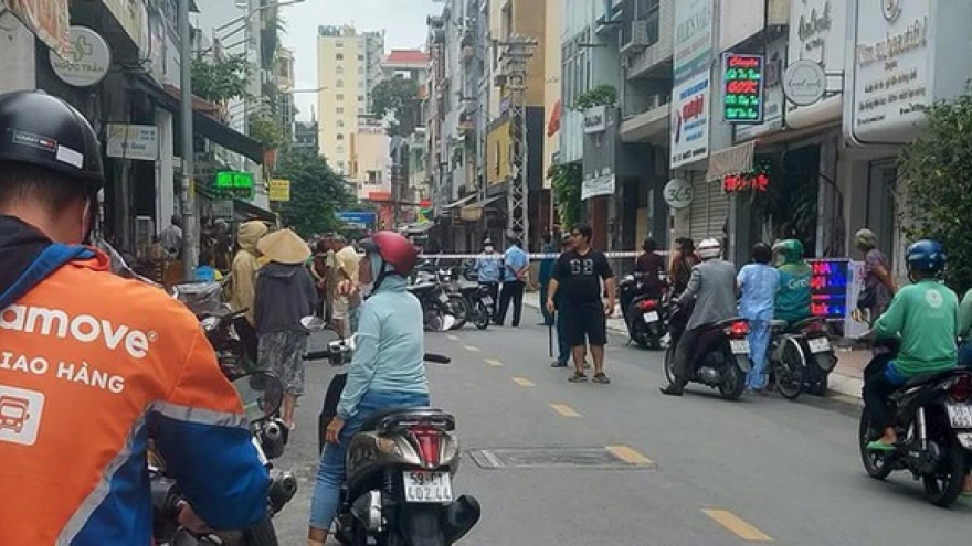 Nam thanh niên xông vào quán cà phê chém người rồi tự vẫn